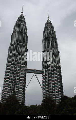 Vue à angle bas des tours jumelles, Petronas Twin Towers, Kuala Lumpur, Malaisie Banque D'Images