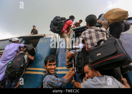 Accueil de personnes luttent pour obtenir le toit d'un train à la Gare de l'aéroport avant de Eid-ul-Fitr. Dhaka, Bangladesh. Banque D'Images