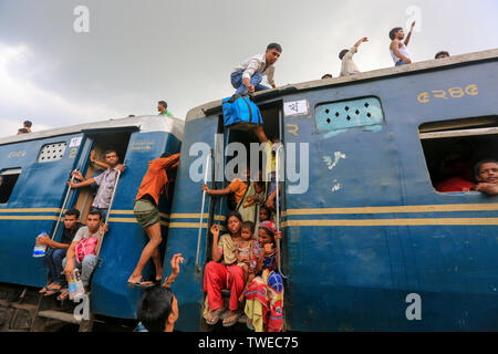 Accueil de personnes luttent pour obtenir le toit d'un train à la Gare de l'aéroport avant de Eid-ul-Fitr. Dhaka, Bangladesh. Banque D'Images