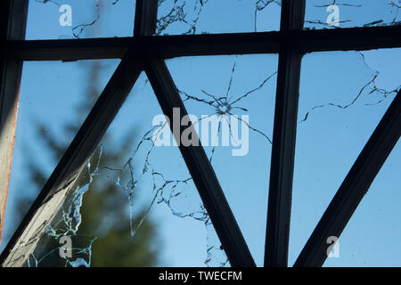 12.2005 et casse de la fenêtre en verre frappé par une balle de pistolet Banque D'Images