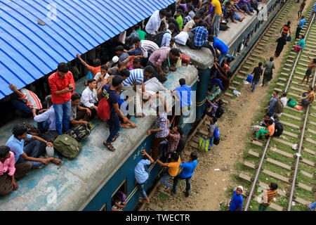 Accueil de personnes luttent pour obtenir le toit d'un train à la Gare de l'aéroport avant de Eid-ul-Fitr. Dhaka, Bangladesh. Banque D'Images