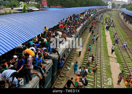 Accueil de personnes luttent pour obtenir le toit d'un train à la Gare de l'aéroport avant de Eid-ul-Fitr. Dhaka, Bangladesh. Banque D'Images