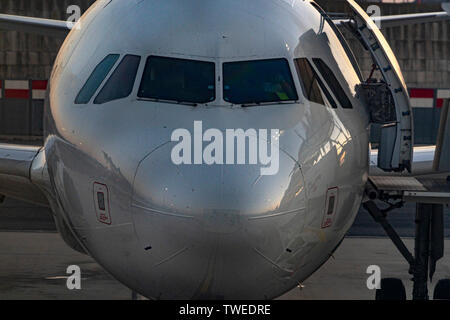 Détail du nez de l'avion en stationnement avant de prendre son envol au coucher du soleil Banque D'Images