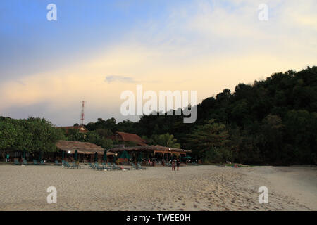 Station touristique sur la plage, Langkawi Island, Malaisie Banque D'Images