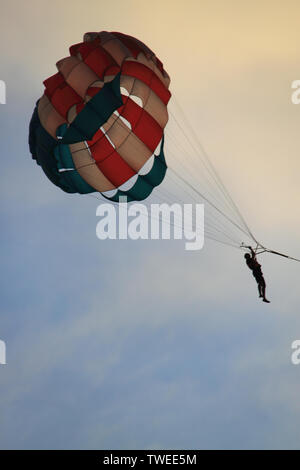 Vue à angle bas d'un homme en parachute ascensionnel, Malaisie Banque D'Images