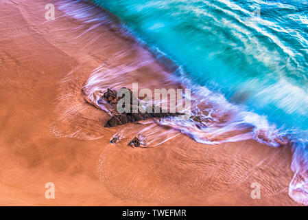 Plage de sable de l'Atlantique avec le fracas des vagues bleu Banque D'Images