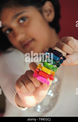 Fille montrant des toffes Banque D'Images