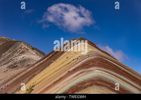 02 mai 2019, le Pérou, Cusco : Le Vinicunca Rainbowmontain, ou le avec une altitude de 5200 mètres au-dessus de zéro, est situé dans le sud du Pérou et se développe de plus en plus dans un hotspot pour excursionnistes touristiques des environs de Cusco. Il y a seulement quelques années, la montagne était couverte de neige et de glace. Maintenant les sept couleurs vives attirent les touristes du monde entier comme un aimant. Le Vinicunca est en train de perdre le rang dans l'attraction touristique Machu Picchu. La meilleure vue d'Vinicunca est de l'autre montagne à 5340 mètres au-dessus du niveau de la mer. Photo : Tino Plunert Zentralbild-/dpa/ZB Banque D'Images