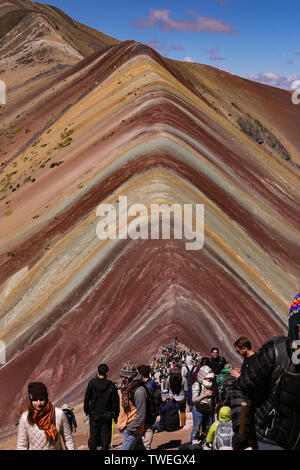 02 mai 2019, le Pérou, Cusco : Le Vinicunca Rainbowmontain, ou le avec une altitude de 5200 mètres au-dessus de zéro, est situé dans le sud du Pérou et se développe de plus en plus dans un hotspot pour excursionnistes touristiques des environs de Cusco. Il y a seulement quelques années, la montagne était couverte de neige et de glace. Maintenant les sept couleurs vives attirent les touristes du monde entier comme un aimant. Le Vinicunca est en train de perdre le rang dans l'attraction touristique Machu Picchu. La meilleure vue d'Vinicunca est de l'autre montagne à 5340 mètres au-dessus du niveau de la mer. Photo : Tino Plunert Zentralbild-/dpa/ZB Banque D'Images