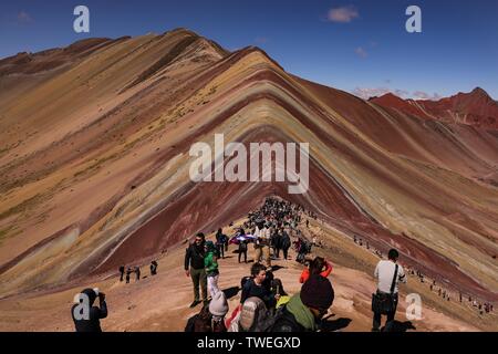 02 mai 2019, le Pérou, Cusco : Le Vinicunca, ou l'Arc en Ciel montagne avec une hauteur de 5200 mètres au-dessus de zéro se trouve dans le sud du Pérou et se développe de plus en plus dans un hotspot touristique pour excursionnistes de la proximité de Cusco. Il y a seulement quelques années, la montagne était couverte de neige et de glace. Maintenant les sept couleurs vives attirent les touristes du monde entier comme un aimant. Le Vinicunca est en train de perdre le rang dans l'attraction touristique Machu Picchu. La meilleure vue d'Vinicunca est de l'autre montagne à 5340 mètres au-dessus du niveau de la mer. Photo : Tino Plunert Zentralbild-/dpa/ZB Banque D'Images