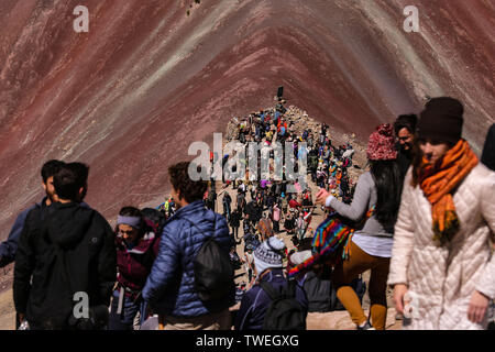 02 mai 2019, le Pérou, Cusco : Le Vinicunca Rainbowmontain, ou le avec une altitude de 5200 mètres au-dessus de zéro, est situé dans le sud du Pérou et se développe de plus en plus dans un hotspot pour excursionnistes touristiques des environs de Cusco. Il y a seulement quelques années, la montagne était couverte de neige et de glace. Maintenant les sept couleurs vives attirent les touristes du monde entier comme un aimant. Le Vinicunca est en train de perdre le rang dans l'attraction touristique Machu Picchu. La meilleure vue d'Vinicunca est de l'autre montagne à 5340 mètres au-dessus du niveau de la mer. Photo : Tino Plunert Zentralbild-/dpa/ZB Banque D'Images