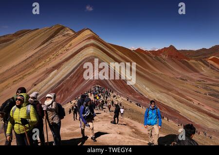 02 mai 2019, le Pérou, Cusco : Le Vinicunca, ou l'Arc en Ciel montagne avec une hauteur de 5200 mètres au-dessus de zéro se trouve dans le sud du Pérou et se développe de plus en plus dans un hotspot touristique pour excursionnistes de la proximité de Cusco. Il y a seulement quelques années, la montagne était couverte de neige et de glace. Maintenant les sept couleurs vives attirent les touristes du monde entier comme un aimant. Le Vinicunca est en train de perdre le rang dans l'attraction touristique Machu Picchu. La meilleure vue d'Vinicunca est de l'autre montagne à 5340 mètres au-dessus du niveau de la mer. Photo : Tino Plunert Zentralbild-/dpa/ZB Banque D'Images