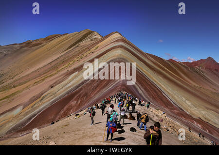 02 mai 2019, le Pérou, Cusco : Le Vinicunca Rainbowmontain, ou le avec une altitude de 5200 mètres au-dessus de zéro, est situé dans le sud du Pérou et se développe de plus en plus dans un hotspot pour excursionnistes touristiques des environs de Cusco. Il y a seulement quelques années, la montagne était couverte de neige et de glace. Maintenant les sept couleurs vives attirent les touristes du monde entier comme un aimant. Le Vinicunca est en train de perdre le rang dans l'attraction touristique Machu Picchu. La meilleure vue d'Vinicunca est de l'autre montagne à 5340 mètres au-dessus du niveau de la mer. Photo : Tino Plunert Zentralbild-/dpa/ZB Banque D'Images