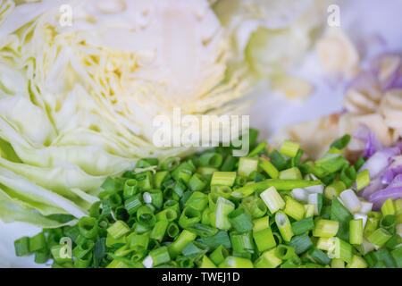 Échalotes hachées tas avec des légumes. Banque D'Images