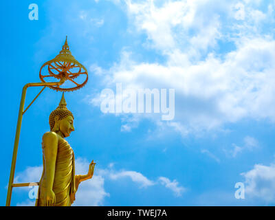 Statue de Bouddha Debout contre le fond de ciel bleu avec l'exemplaire de l'espace. Banque D'Images