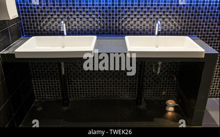 Lavabo,évier en céramique blanc deux sur la lutte contre la mosaïque décorer mur de luxe Banque D'Images