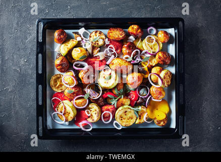 Les légumes chauds fraîchement torréfié sur un moule sur une table de béton gris, vue de dessus, flatlay, close-up Banque D'Images