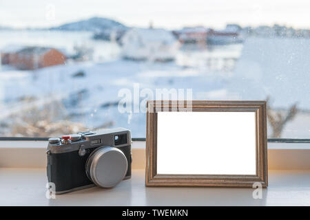 Vintage Appareil Photo avec cadre photo Blanc sur le rebord de fenêtre en hiver Banque D'Images