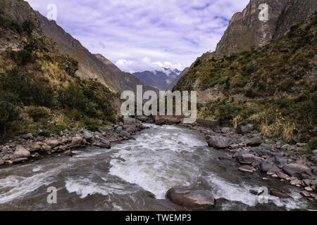 02 mai 2019, le Pérou, l'Bahnkilometer 82 : Chaque randonneur traverse la rivière Urubamba dans la vallée secrète au début de la piste de l'Inca. Photo : Tino Plunert Zentralbild-/dpa/ZB Banque D'Images