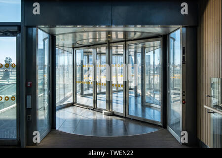 Renouvelable avant rotation automatique transparent porte dans l'aéroport Banque D'Images