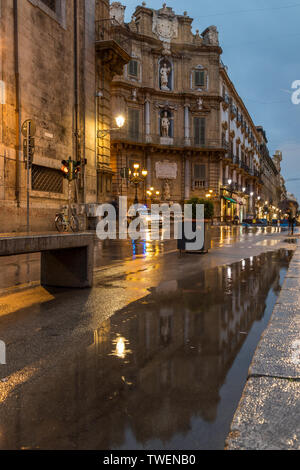 Les bâtiments historiques à proximité de Quatro Canti reflété dans une flaque peu après la pluie, Palerme, Sicile, Italie, Europe Banque D'Images