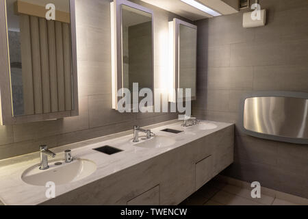 Lavabo en marbre de luxe avec la lumière dans un miroir dans les toilettes publiques au Mall Banque D'Images