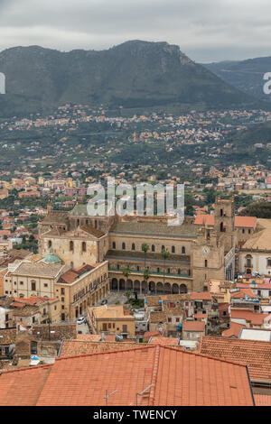 Cathédrale de Monreale vu depuis le belvédère à Chiesa Delle Croci, Monreale, Sicile, Italie, Europe Banque D'Images