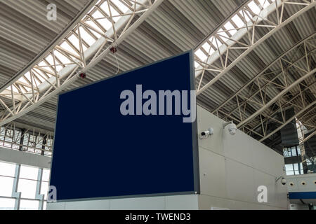 Blank billboard grande avec caméra CCTV avec structure dans l'aéroport Banque D'Images