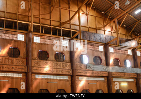 En bois d'intérieur fenêtre chinois avec la lumière du soleil qui brille dans la structure du bois hall Banque D'Images