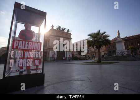 Italie : guerrilla marketing de Netflix pour la Casa de Papel 3 à Palerme. Le nouveau membre aura le nom de code "Palermo". Banque D'Images
