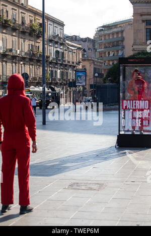 Italie : guerrilla marketing de Netflix pour la Casa de Papel 3 à Palerme. Le nouveau membre aura le nom de code "Palermo". Banque D'Images