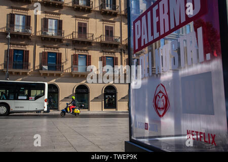 Italie : guerrilla marketing de Netflix pour la Casa de Papel 3 à Palerme. Le nouveau membre aura le nom de code "Palermo". Banque D'Images