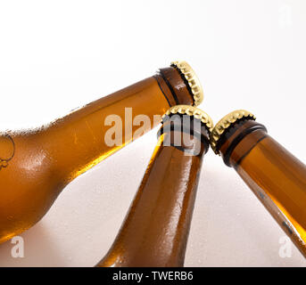 Bouteille de bière fermé trois cou sur tableau blanc avec des gouttes d'eau douce Banque D'Images