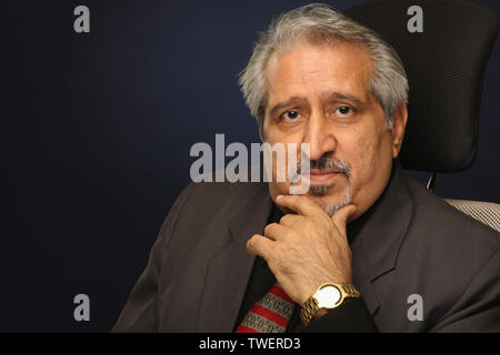 Portrait d'un homme d'affaires indien dans un bureau Banque D'Images