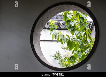 Jardin traditionnel chinois vue détaillée à partir de la fenêtre ronde Banque D'Images