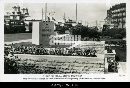 Carte postale de 1951 de la D Day Memorial Stone à Southsea, Hampshire. La carte a été envoyée en 1951 et la pierre dévoilé par le Maréchal Montgomery Seigneur d'Alamein le 6 juin 1948, quatre ans jour pour jour après le lancement de l'opération Overlord. La carte postale est par R L Evelyn Ltd de Portsmouth. Banque D'Images