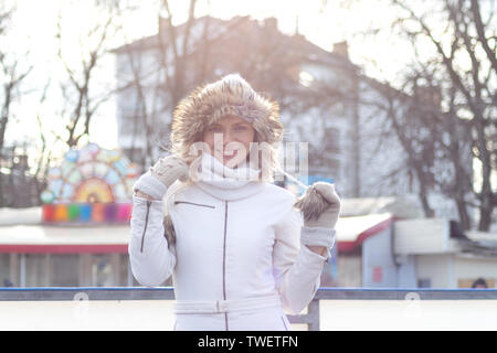 fille blonde souriante sur le fond des manèges de divertissement. Heureuse belle femme appréciant la vie Banque D'Images