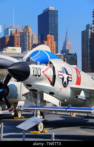 F-3C AG-100 sur l'USS Intrepid, Intrepid Sea, Air & Space Museum avec l'Empire State Building dans la distance, New York City, New York, USA Banque D'Images