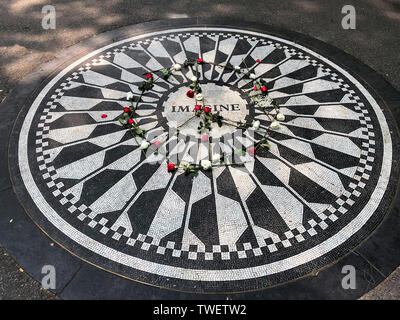 Le John Lennon Imagine memorial, Strawberry Fields Forever, Central Park, New York City, New York, USA Banque D'Images
