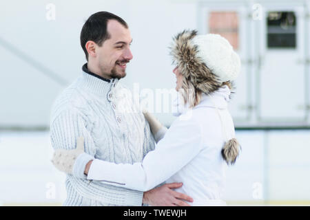 Joyeux couple romantique en patinage sur glace. Histoire d'amour Banque D'Images