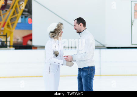 Joyeux couple romantique en patinage sur glace. Histoire d'amour Banque D'Images