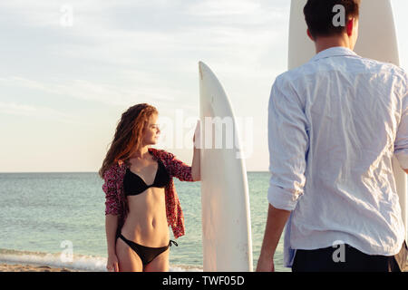 Jeune couple de surfers Banque D'Images