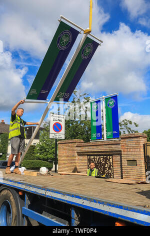 Wimbledon Londres, Royaume-Uni. 20 Juin, 2019. Des bannières avec les noms de Wimbledon 2018 Hommes et femmes des célibataires champions Novak Djokovic (Serbie) et Angelique Kerber (Allemagne) sont levées d'un camion sur les portes de l'profils têtes se prépare à accueillir les championnats de Wimbledon : Crédit amer ghazzal/Alamy Live News Banque D'Images