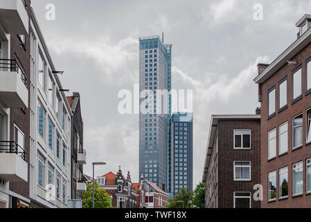 Rotterdam, Pays-Bas - 9 mai 2019 : Deloitte gratte-ciel contre ciel nuageux avec bâtiments hollandais traditionnel à l'avant-plan Banque D'Images