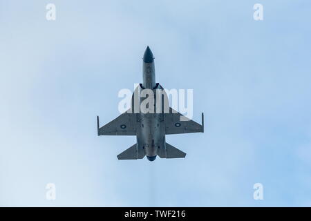 Le 9 novembre 2018, Zhuhai, Guangdong, le spectacle aérien de Zhuhai 2018 est entré dans sa première journée ouverte au public. Un exemple réussi de la coopération militaire sino-pakistanais, le Pakistan fait JF - 17 chasseur léger, surnommé Xiaolong, effectue un vol spectacle au spectacle aérien de Zhuhai. Banque D'Images