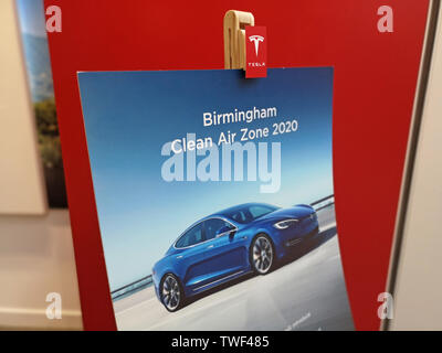 Les ventes de Tesla en direction de Touchwood Solihull, Royaume-Uni, montre un signe de l'air pur 2020 Birmingham Zone. Le 18 juin. 2019. Banque D'Images