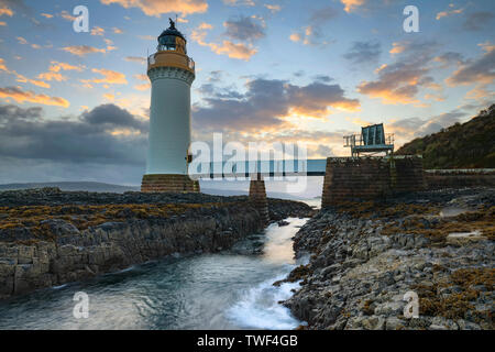 Rubha nan Gall Leuchtturm capturé peu après le lever du soleil. Banque D'Images