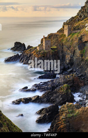 Les couronnes à Botallack Maisons moteur à Cornwall. Banque D'Images