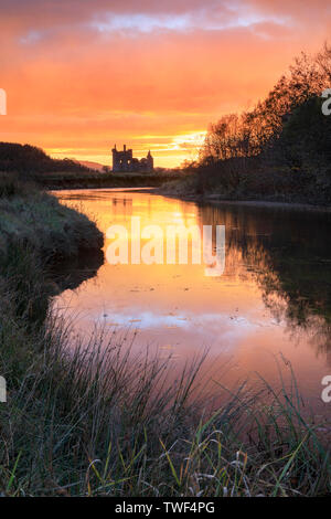 Le Château de Kilchurn capturé au coucher du soleil. Banque D'Images