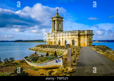 Normanton église sur la banque de Rutland Water. Banque D'Images